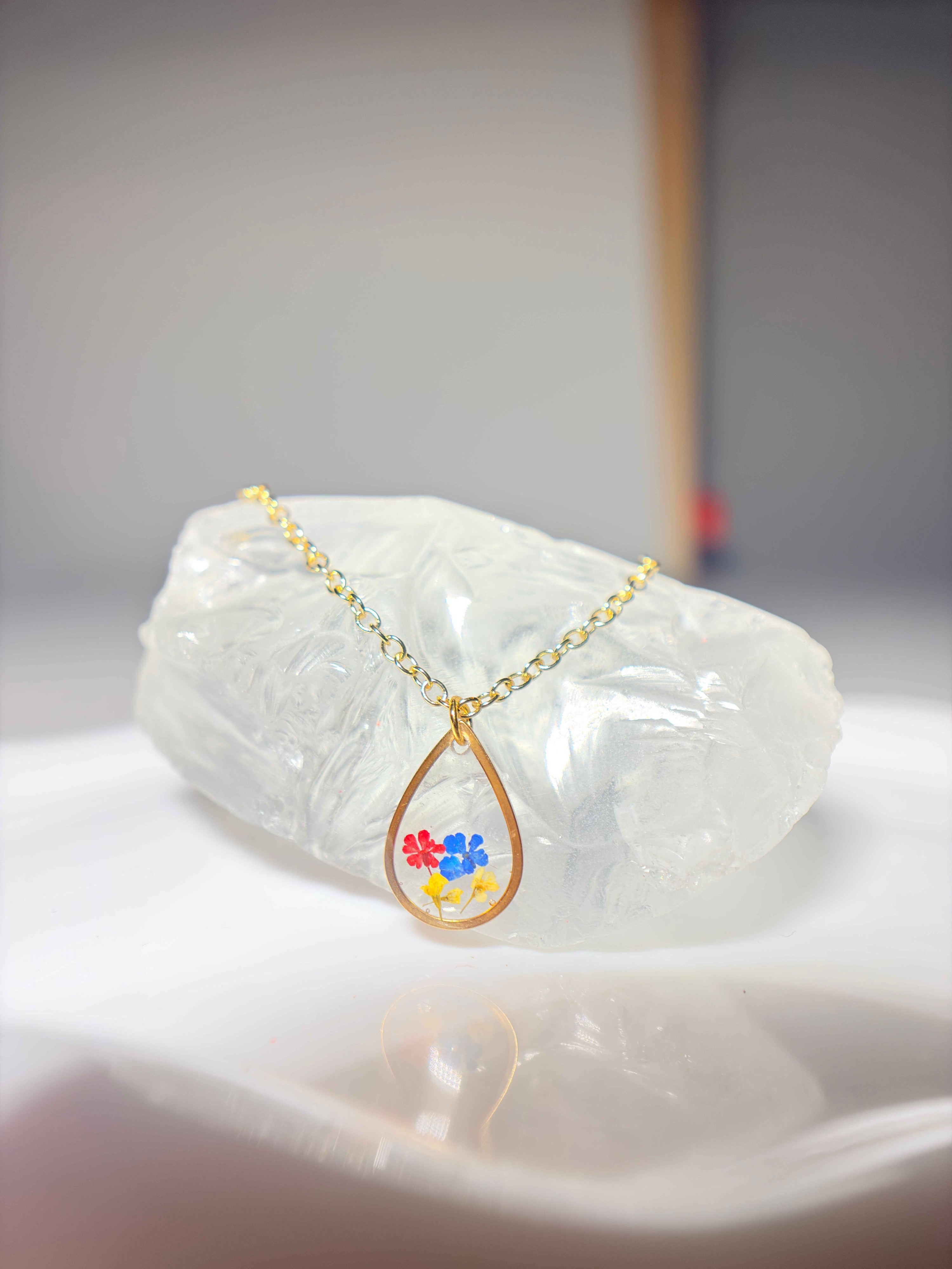 Multicolor queen anne's lace necklace (Teardrop)